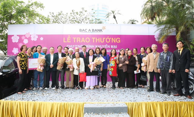Hơn 100 kh&aacute;ch h&agrave;ng nhận qu&agrave; như &yacute; từ Bắc &Aacute; Bank - Ảnh 6.